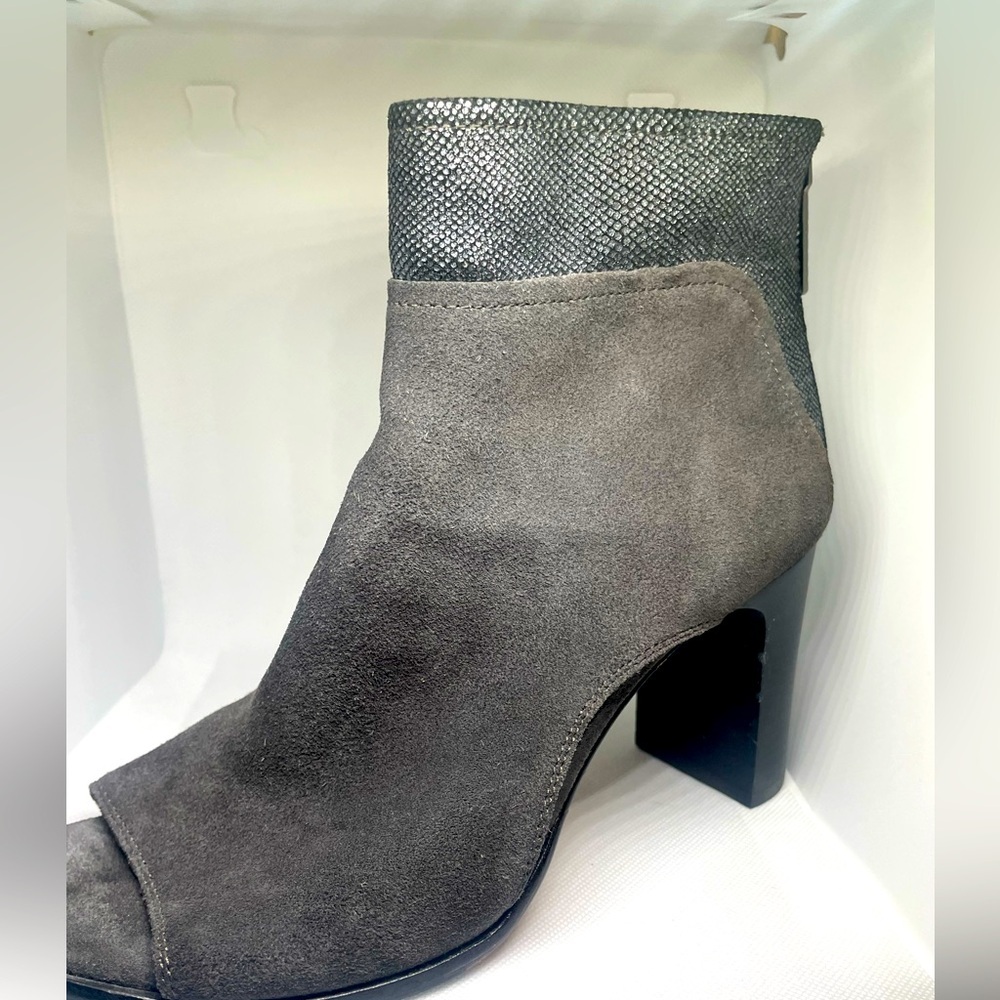 Donald J.‎ Pliner alligator ankleCharcoal Ankle Bootie with toe open  size 9M